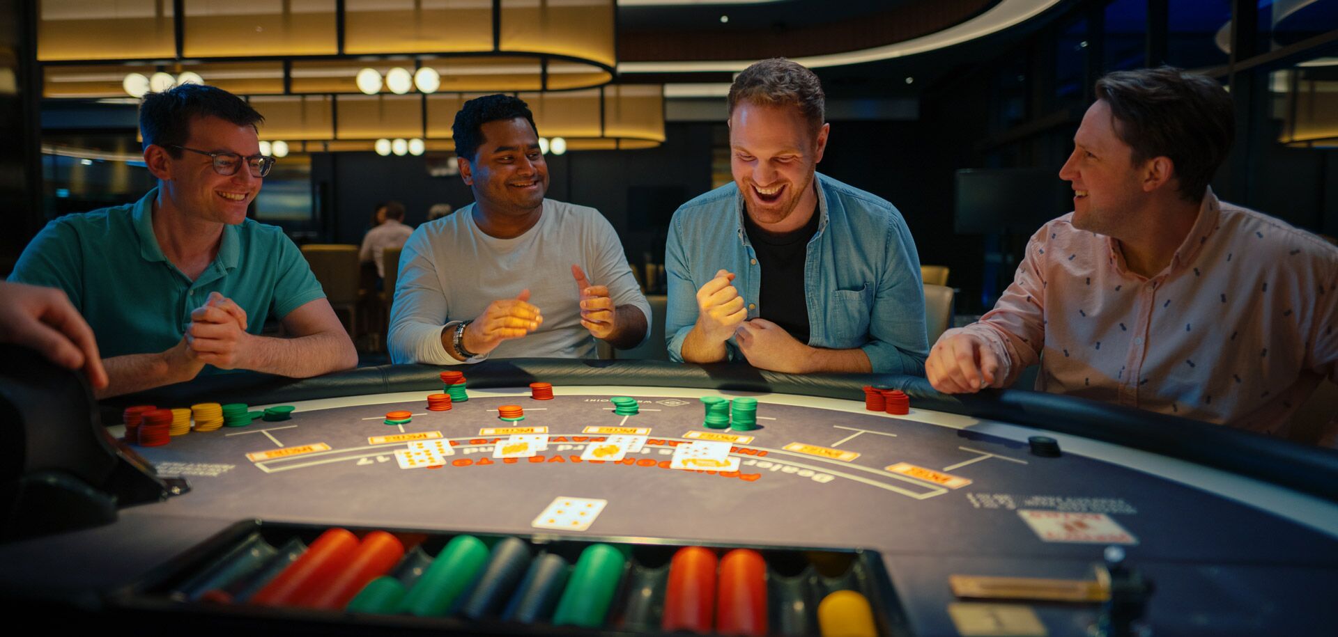 Amis jouant dans un casino en ligne